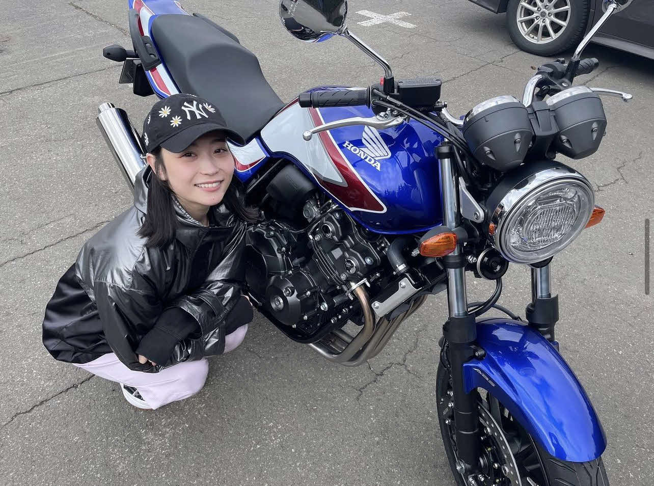 ホンダCB400SUPER FOURと写る日下怜奈アナウンサー