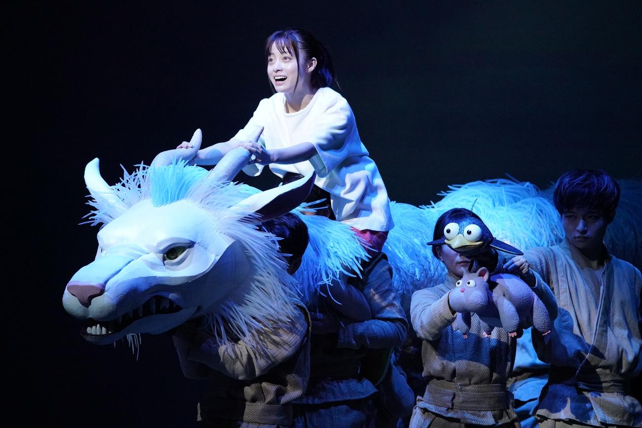 御園座で開幕した舞台「千と千尋の神隠し」より。千尋を演じる橋本環奈