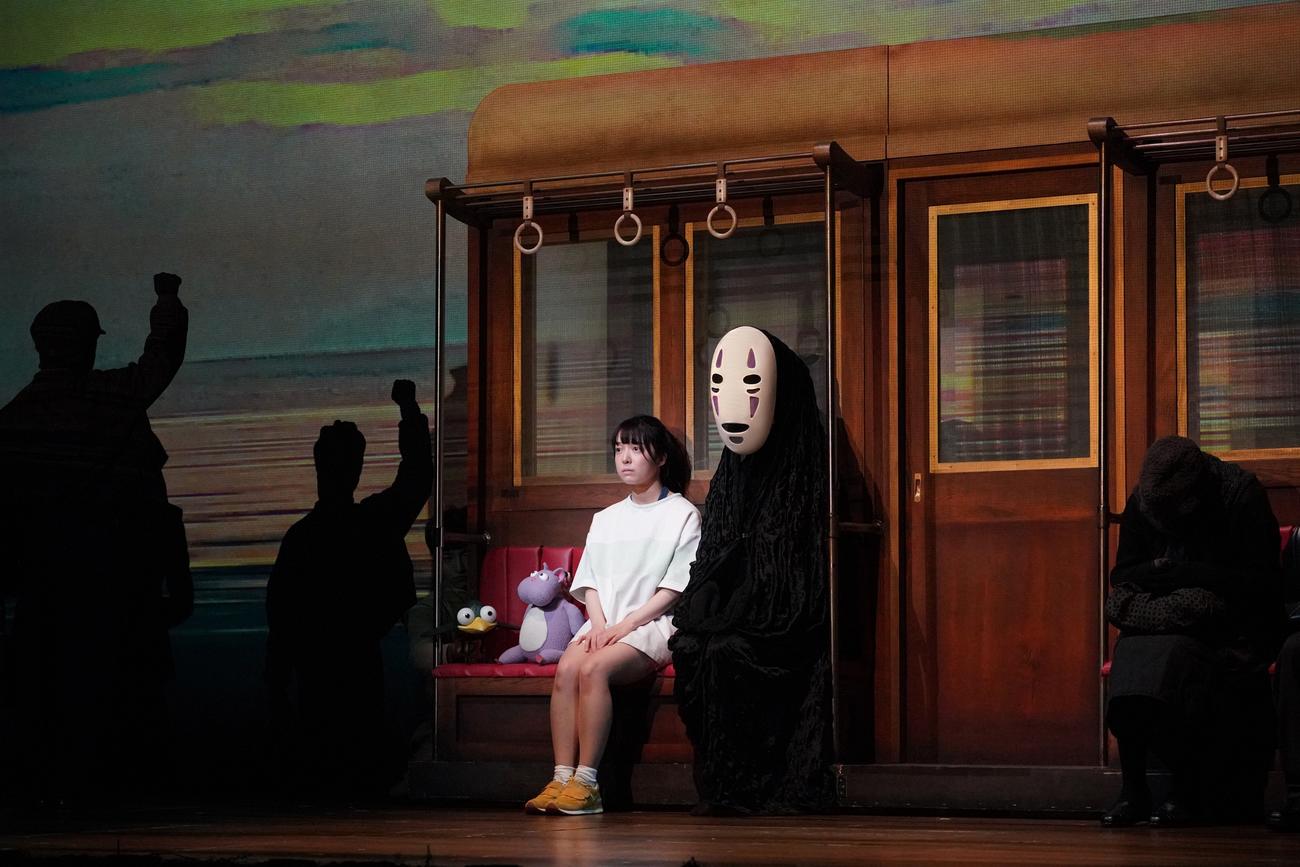 御園座で開幕した舞台「千と千尋の神隠し」より。千尋を演じる上白石萌音