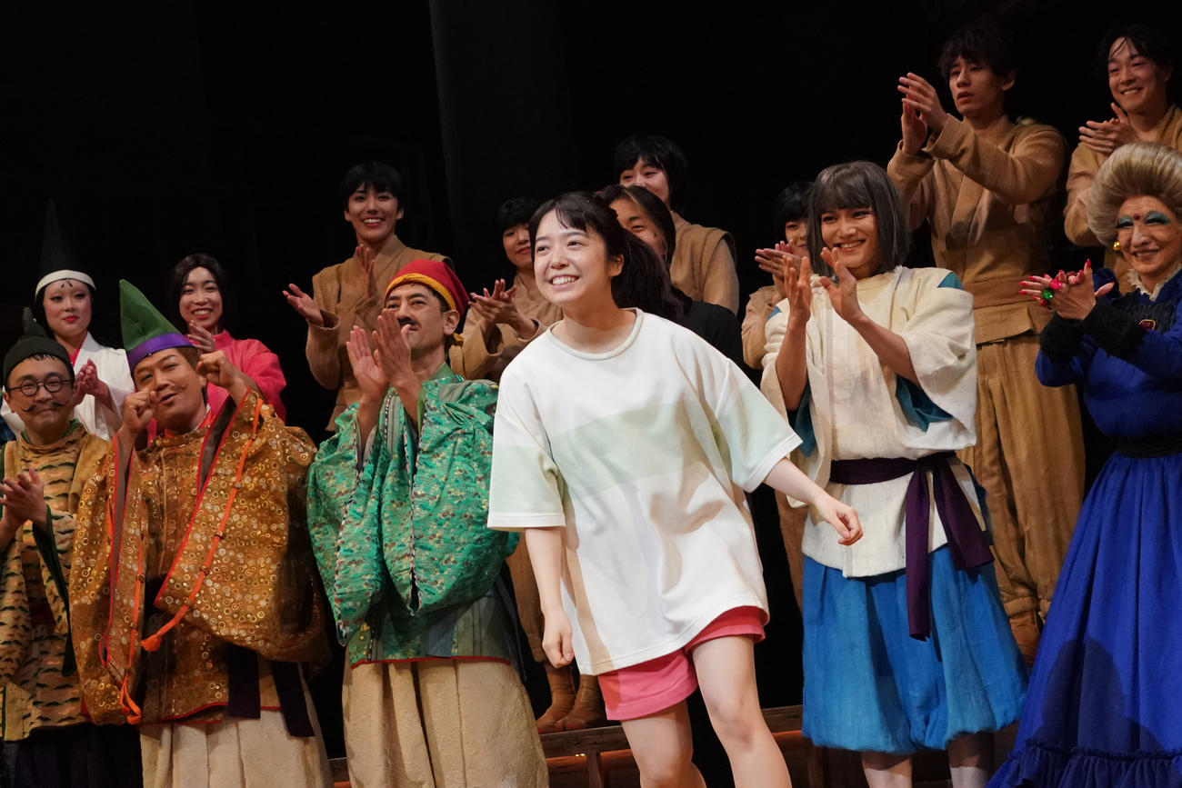 御園座で行われた舞台「千と千尋の神隠し」のカーテンコールであいさつする上白石萌音（中央）