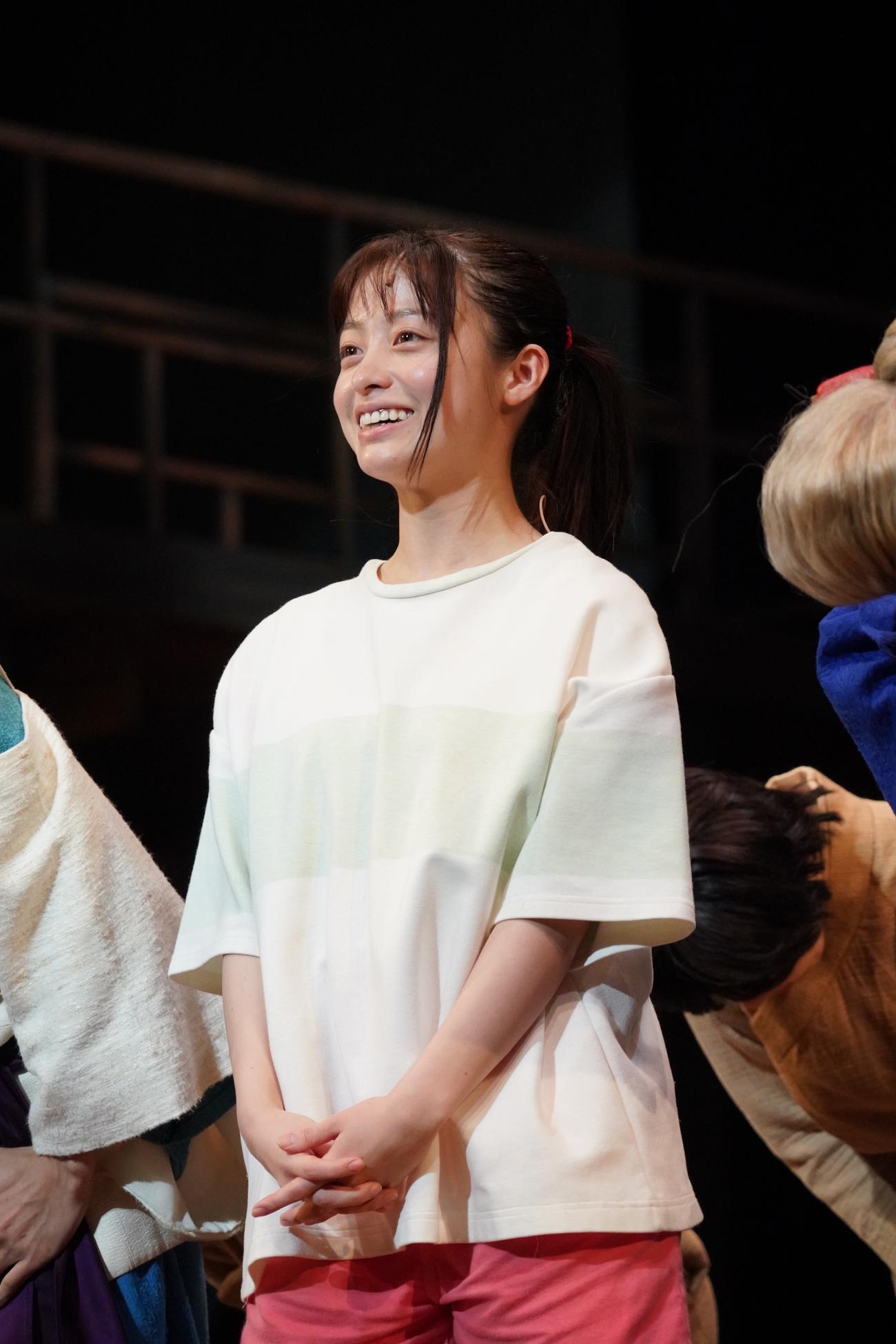 御園座で行われた舞台「千と千尋の神隠し」初日カーテンコールであいさつする橋本環奈