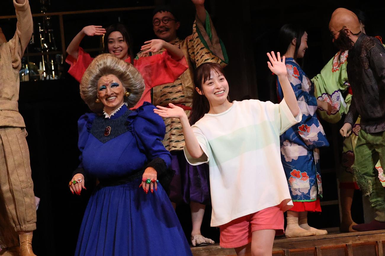 御園座で行われた舞台「千と千尋の神隠し」初日カーテンコールであいさつする橋本環奈（右）と夏木マリ（左）