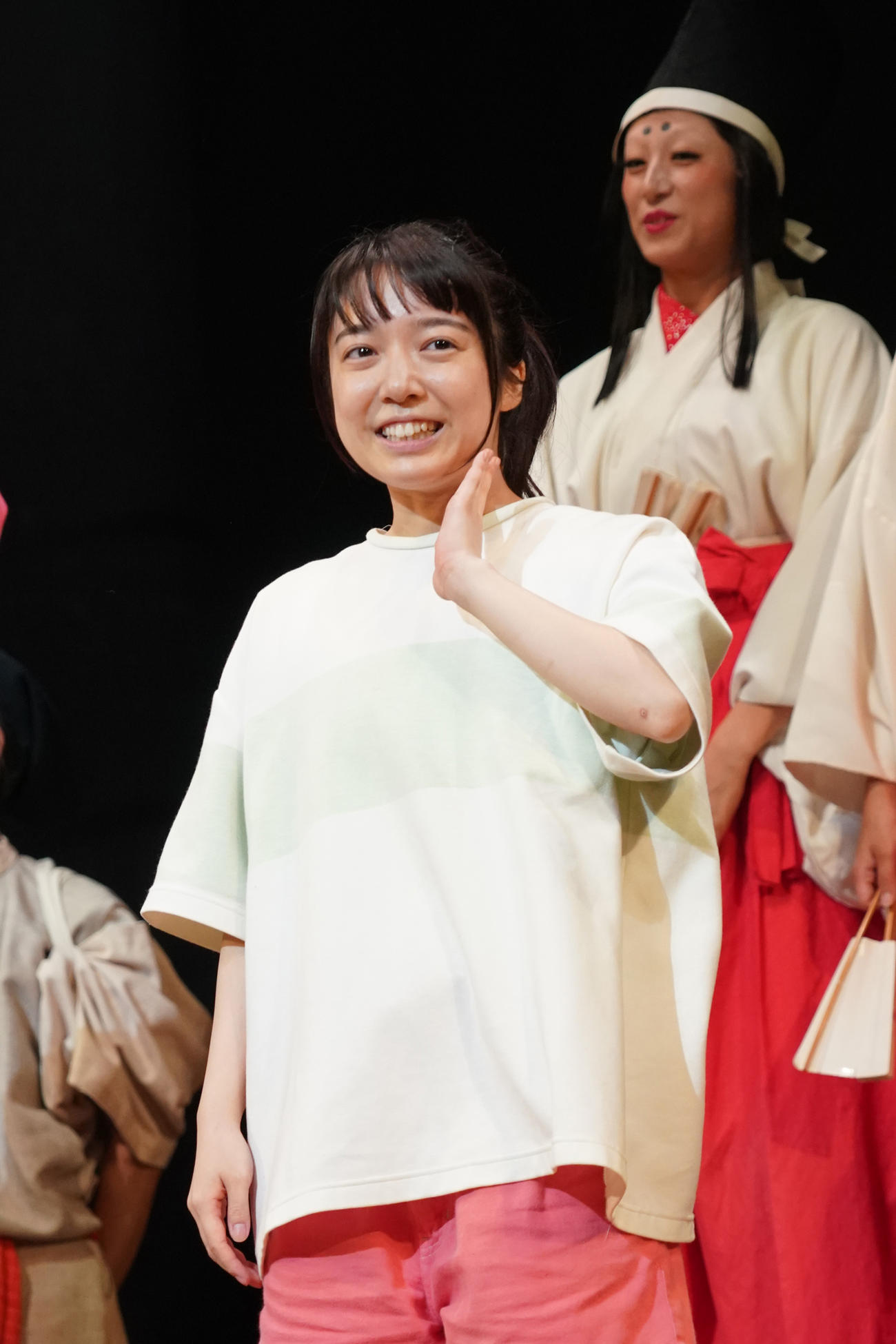 御園座で行われた舞台「千と千尋の神隠し」のカーテンコールであいさつする上白石萌音