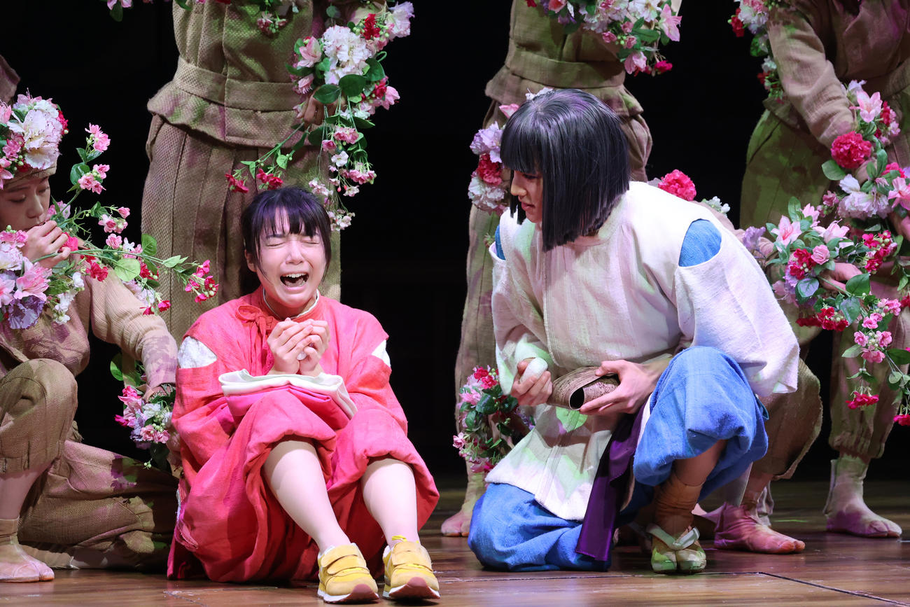 御園座で開幕した舞台「千と千尋の神隠し」より。千尋を演じる上白石萌音