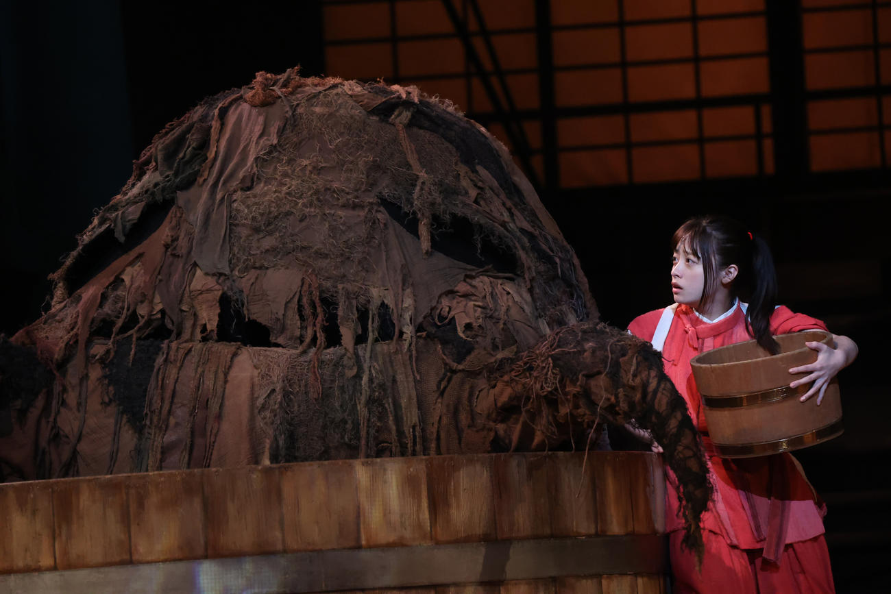御園座で開幕した舞台「千と千尋の神隠し」より。千尋を演じる橋本環奈