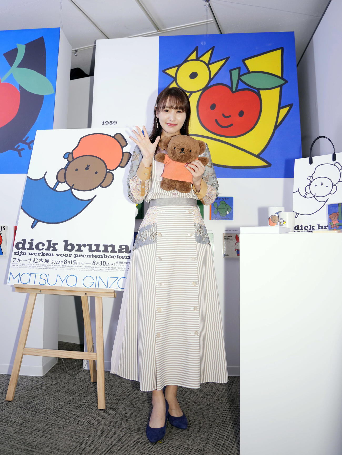 ブルーナ絵本展のオープニングイベントで登場し、記念撮影をする菅井友香（C）Mercis bv（撮影・狩俣裕三）