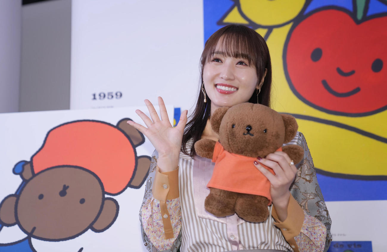 ブルーナ絵本展のオープニングイベントで登場し、記念撮影をする菅井友香（C）Mercis bv（撮影・狩俣裕三）
