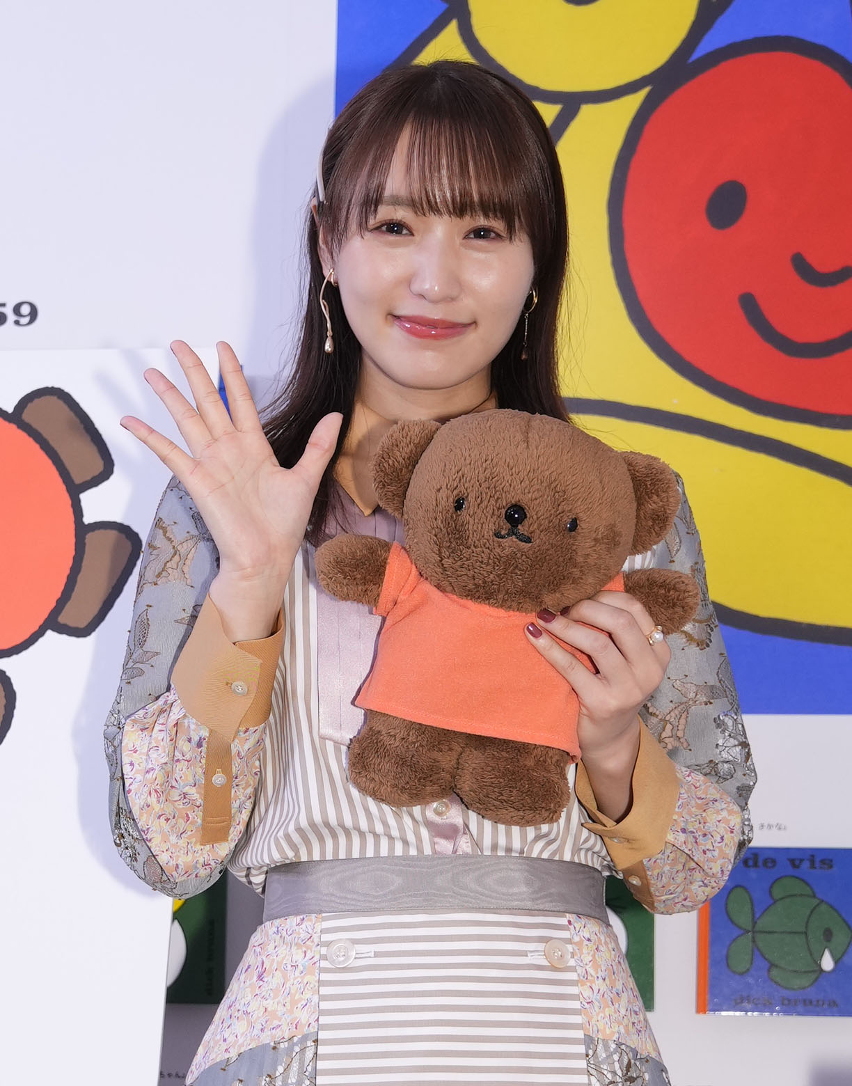 ブルーナ絵本展のオープニングイベントで登場し、記念撮影をする菅井友香（C）Mercis bv（撮影・狩俣裕三）