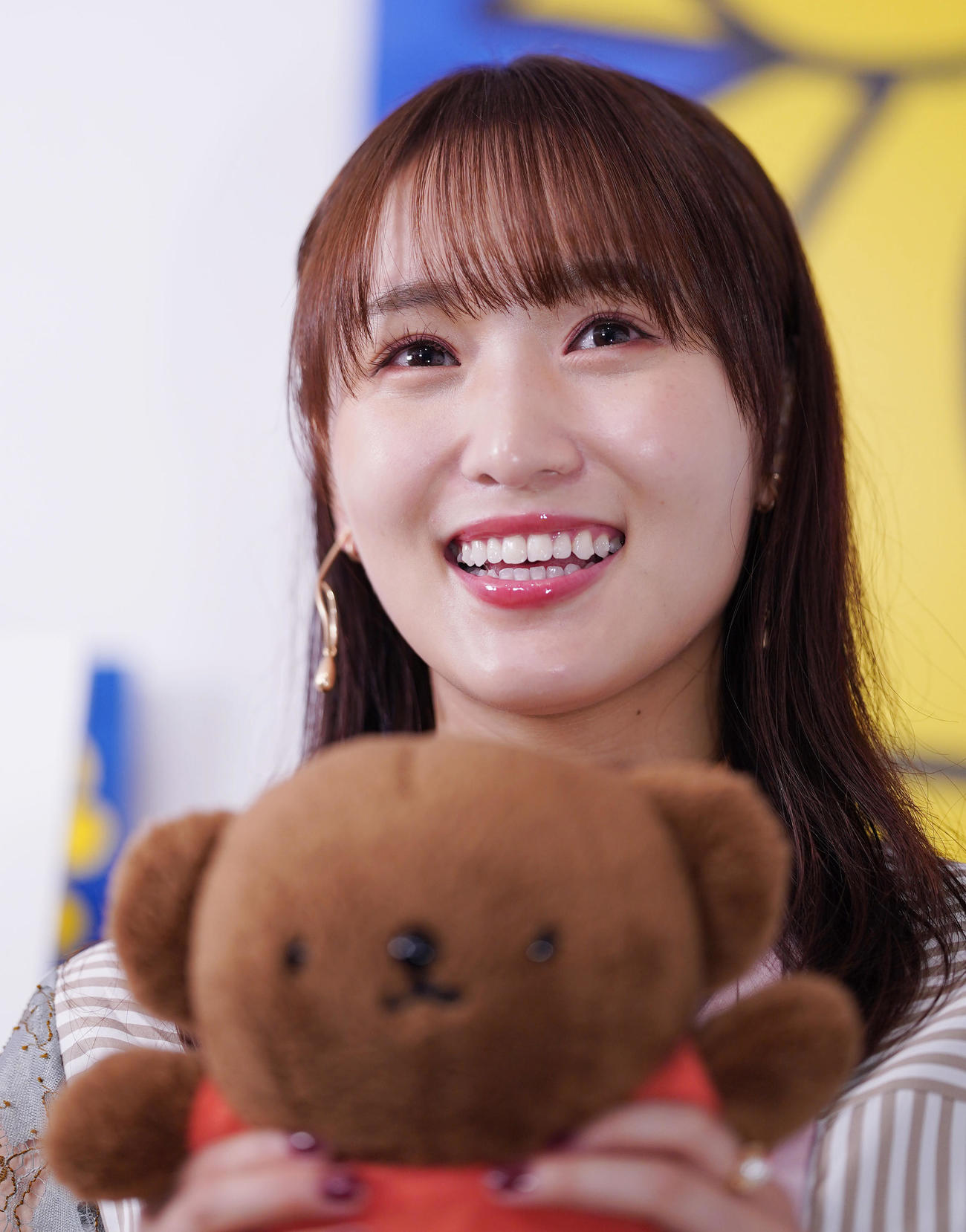 ブルーナ絵本展のオープニングイベントで登場し、記念撮影をする菅井友香（C）Mercis bv（撮影・狩俣裕三）