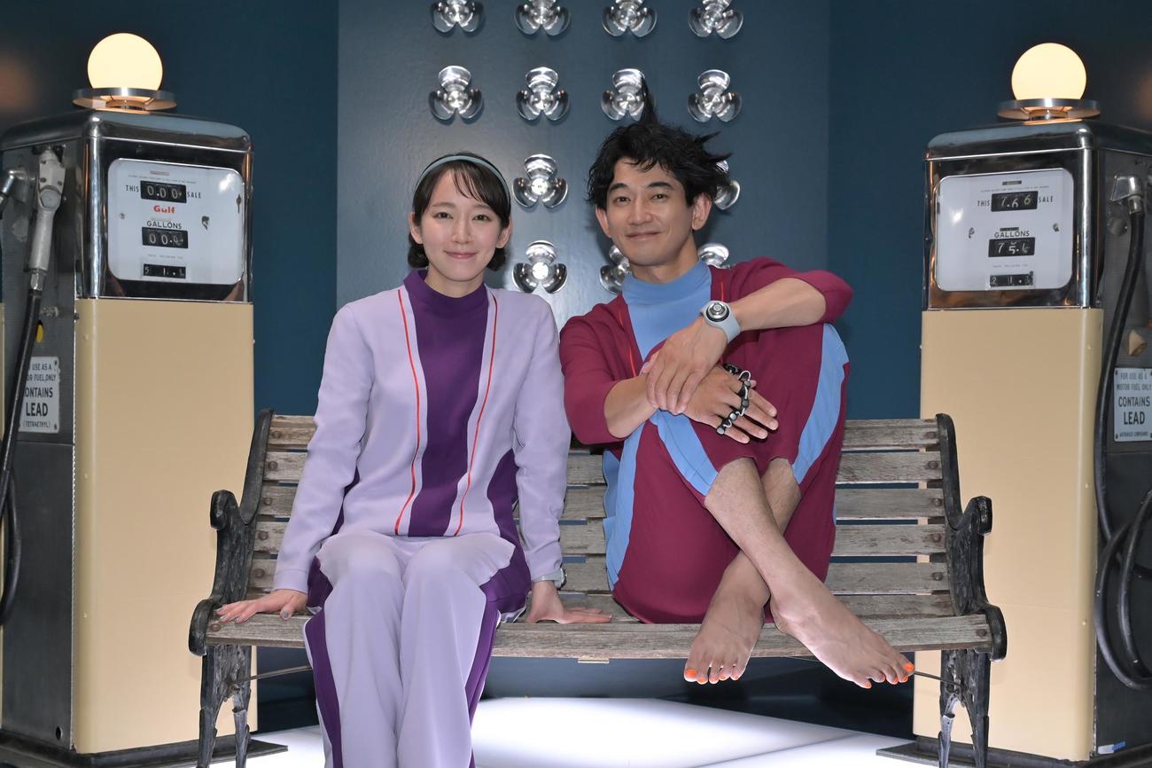 「時をかけるな、恋人たち」に出演する吉岡里帆（左）と永山瑛太