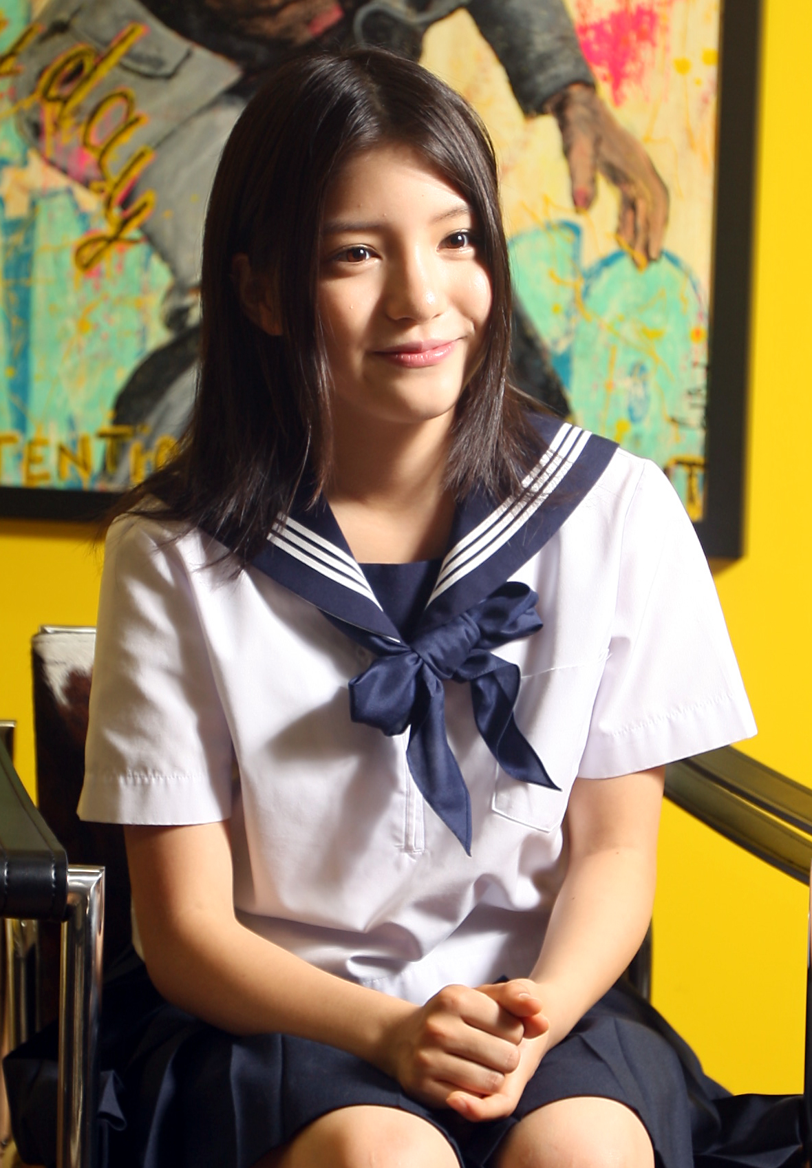 映画「私の優しくない先輩」で主演を務めた、16歳の頃の川島海荷。吸い込まれるような瞳でいきいきとインタビューに答える（2010年7月撮影）