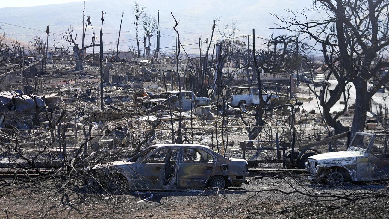 米ハワイ・マウイ島のラハイナで、山火事により焼損した家や車（AP＝共同）