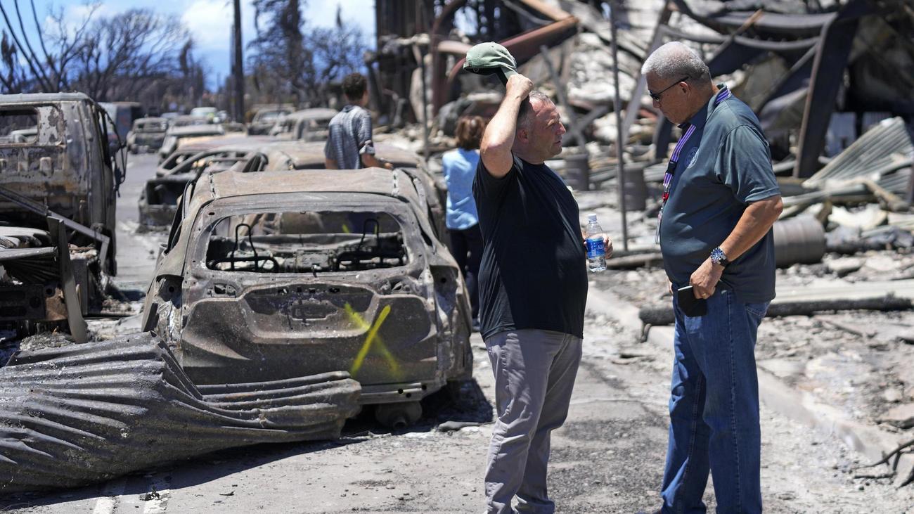 米ハワイ・マウイ島のラハイナで、山火事の被害状況を確認するハワイ州のグリーン知事（左）（AP＝共同）