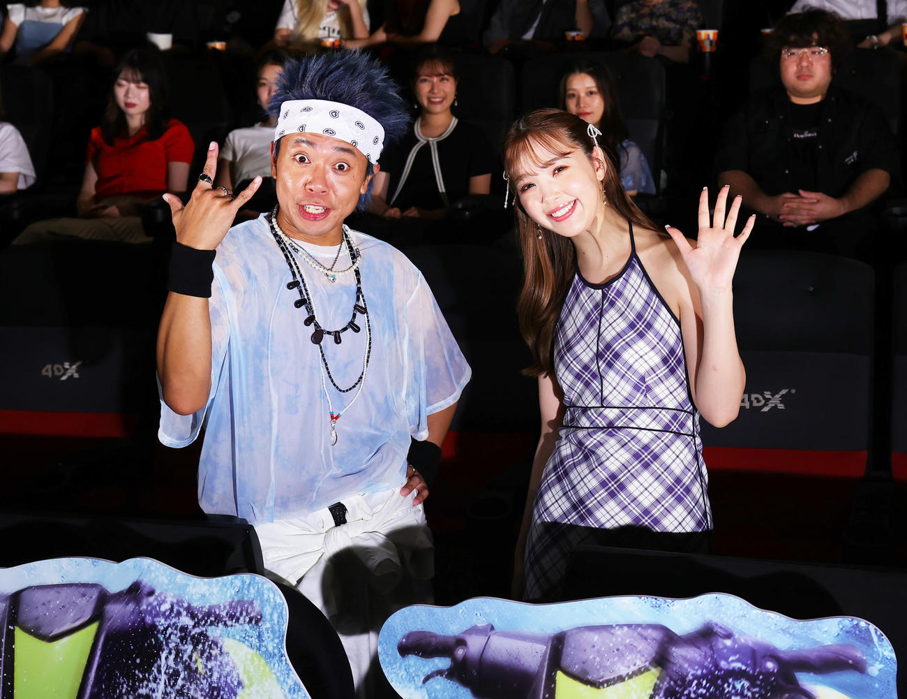 映画「MEGザ・モンスターズ2」のイベントに登場したサンシャイン池崎（左）と藤田ニコル（撮影・野上伸悟）