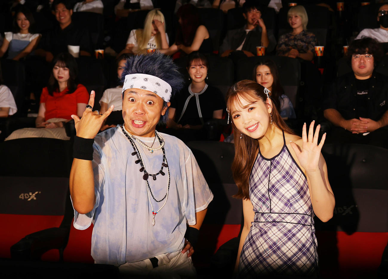 映画「MEGザ・モンスターズ2」のイベントに登場したサンシャイン池崎（左）と藤田ニコル（撮影・野上伸悟）