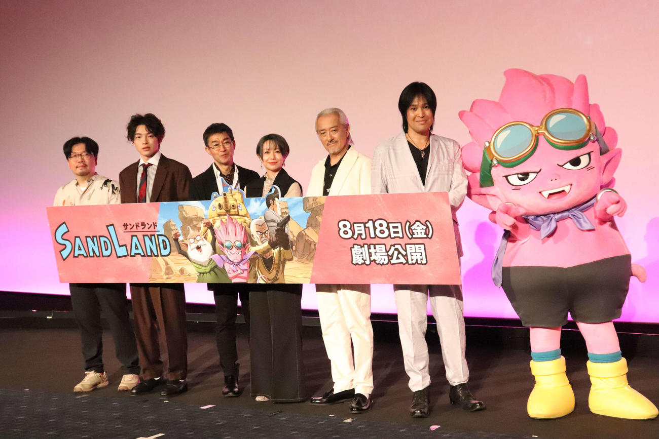 映画「SAND LAND」ジャパンプレミアイベントに登壇した、左から横嶋俊久監督、imase、チョー、田村睦心、山路和弘、鶴岡聡（撮影・加藤理沙）