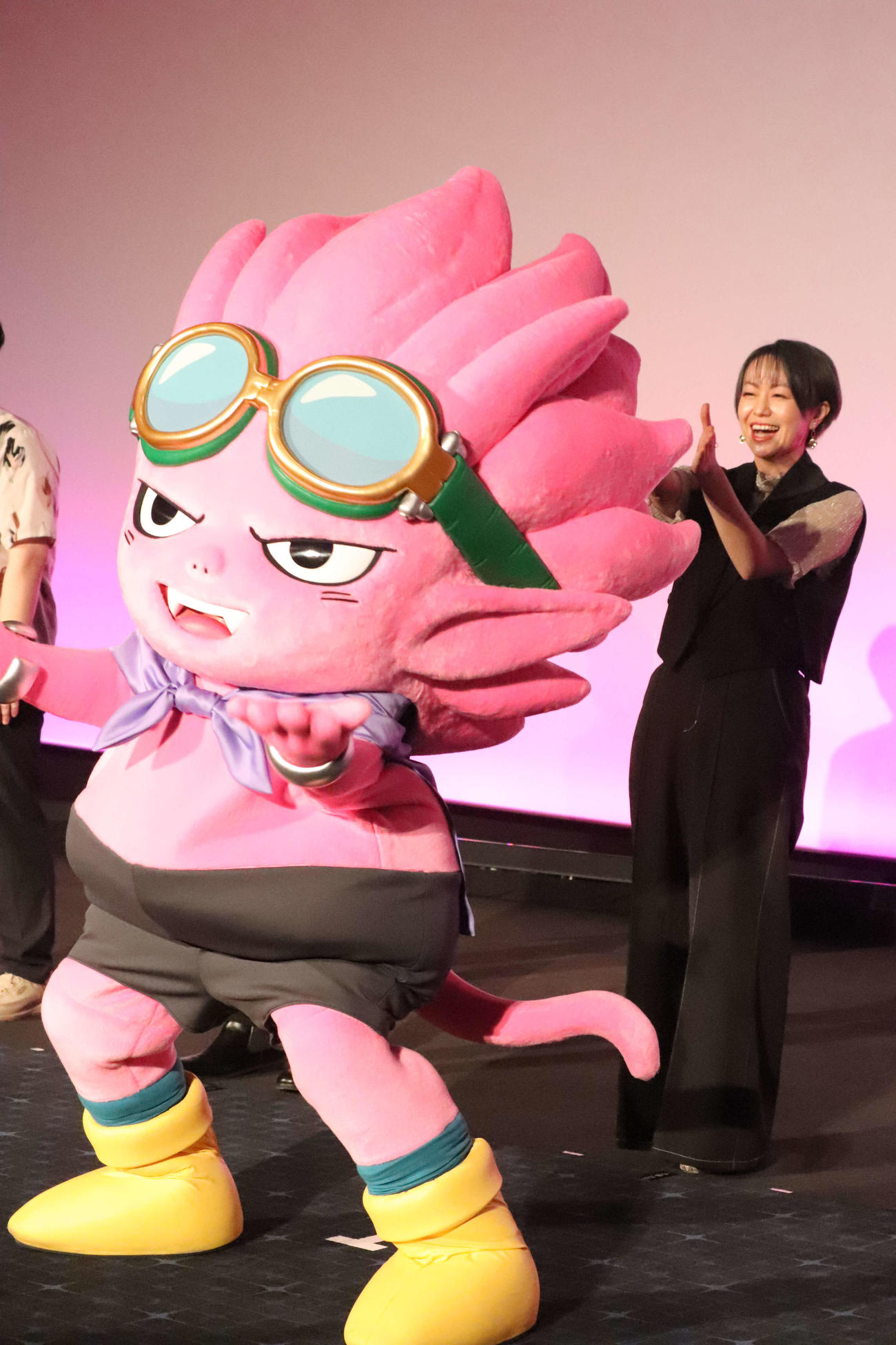 映画「SAND LAND」ジャパンプレミアイベントに登壇した主人公ベルゼブブ（前）とベルゼブブの声優を務めた田村睦心（撮影・加藤理沙）