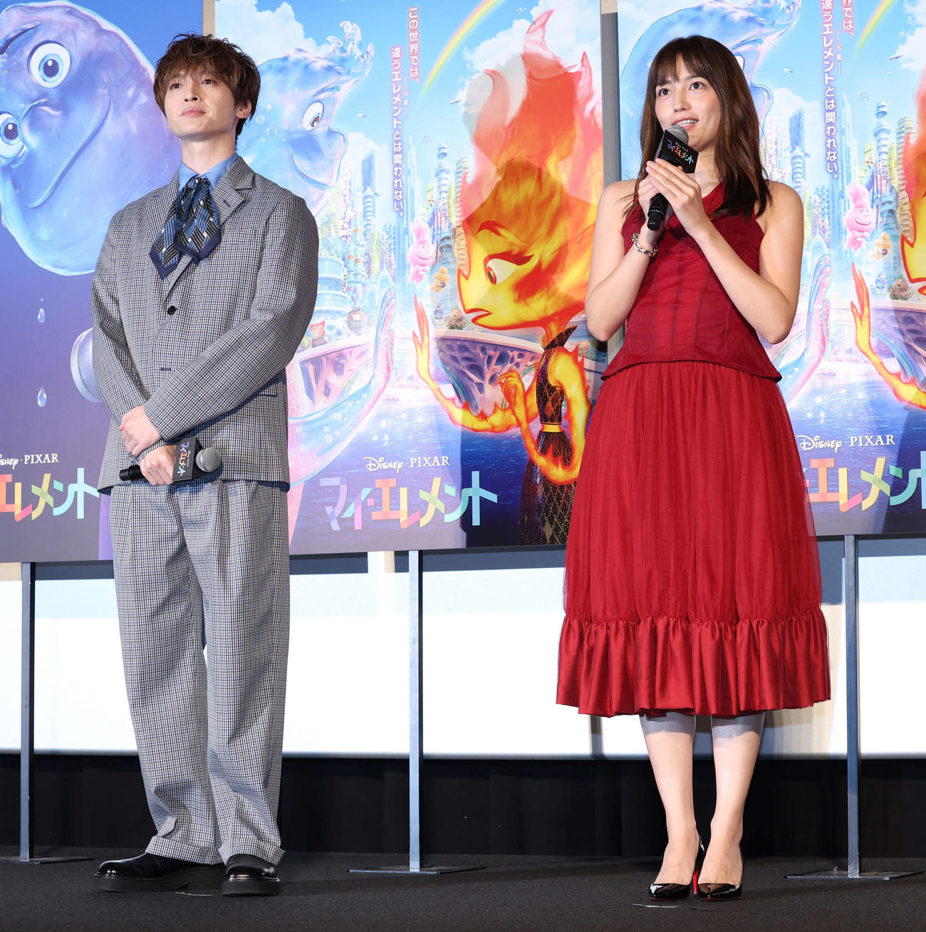 映画「マイ・エレメント」公開舞台あいさつに登場した玉森裕太（左）と川口春奈（撮影・野上伸悟）