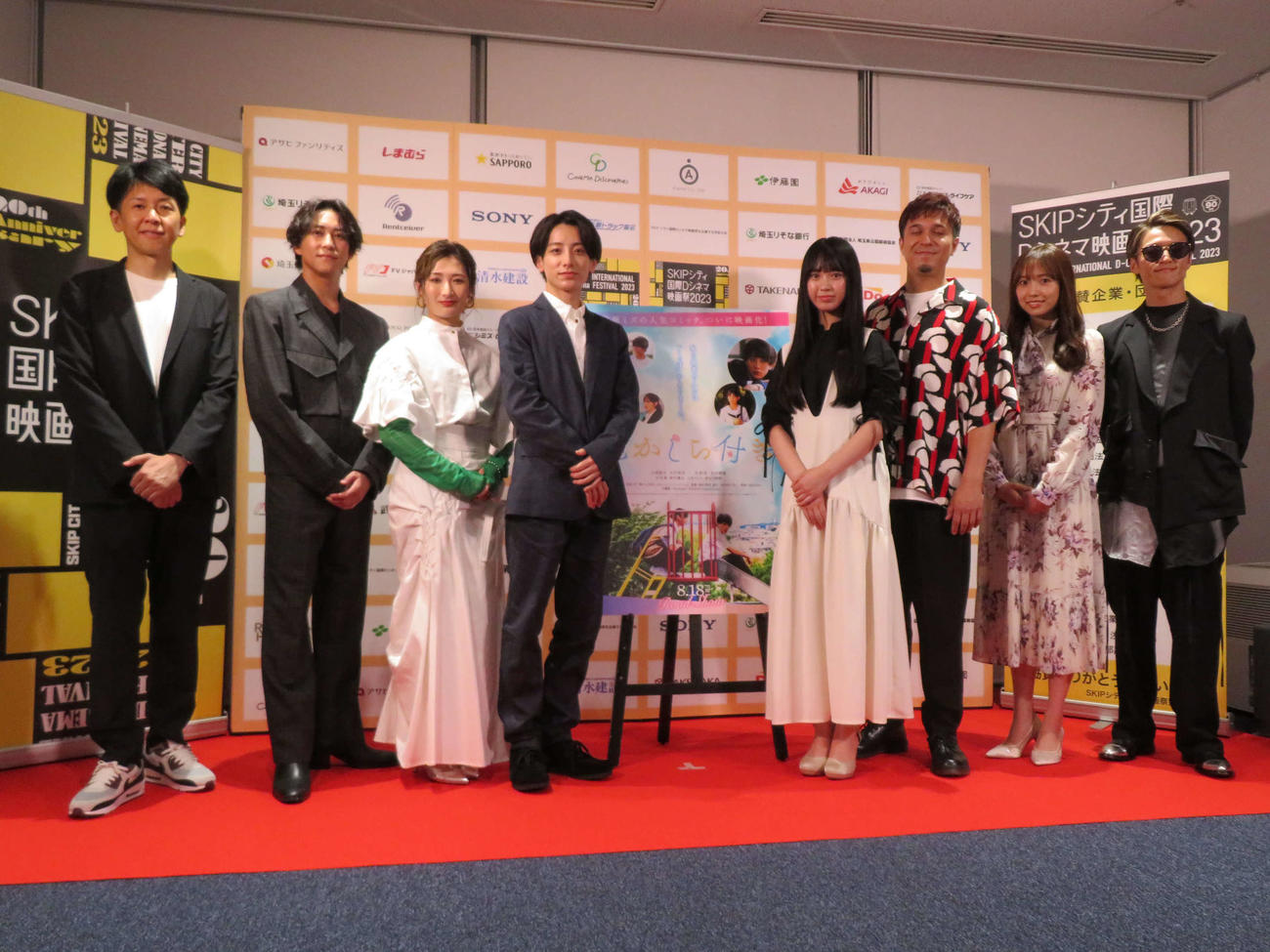 映画「尾かしら付き。」完成披露舞台あいさつに登壇した、左から真田幹也監督、佐野岳、武田梨奈、小西詠斗、大平采佳、木村昴、新内眞衣、HilcrhymeのTOC（撮影・村上幸将）