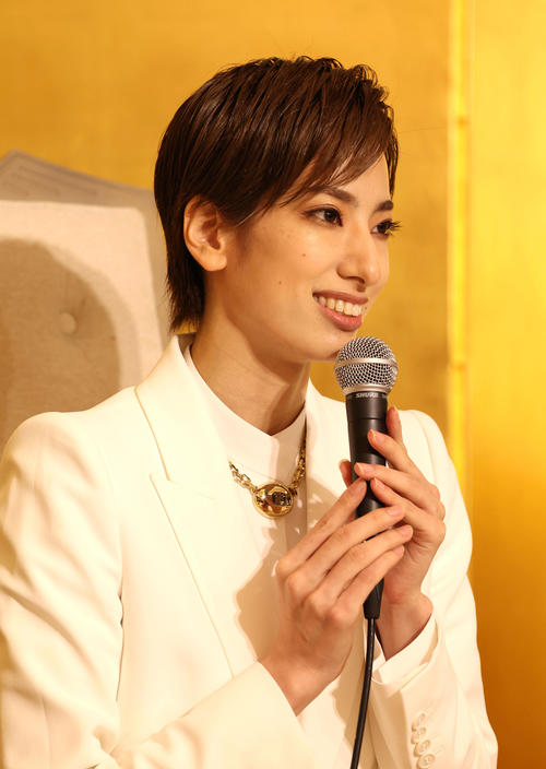 退団会見で質問に答える柚香光(撮影・白石智彦)
