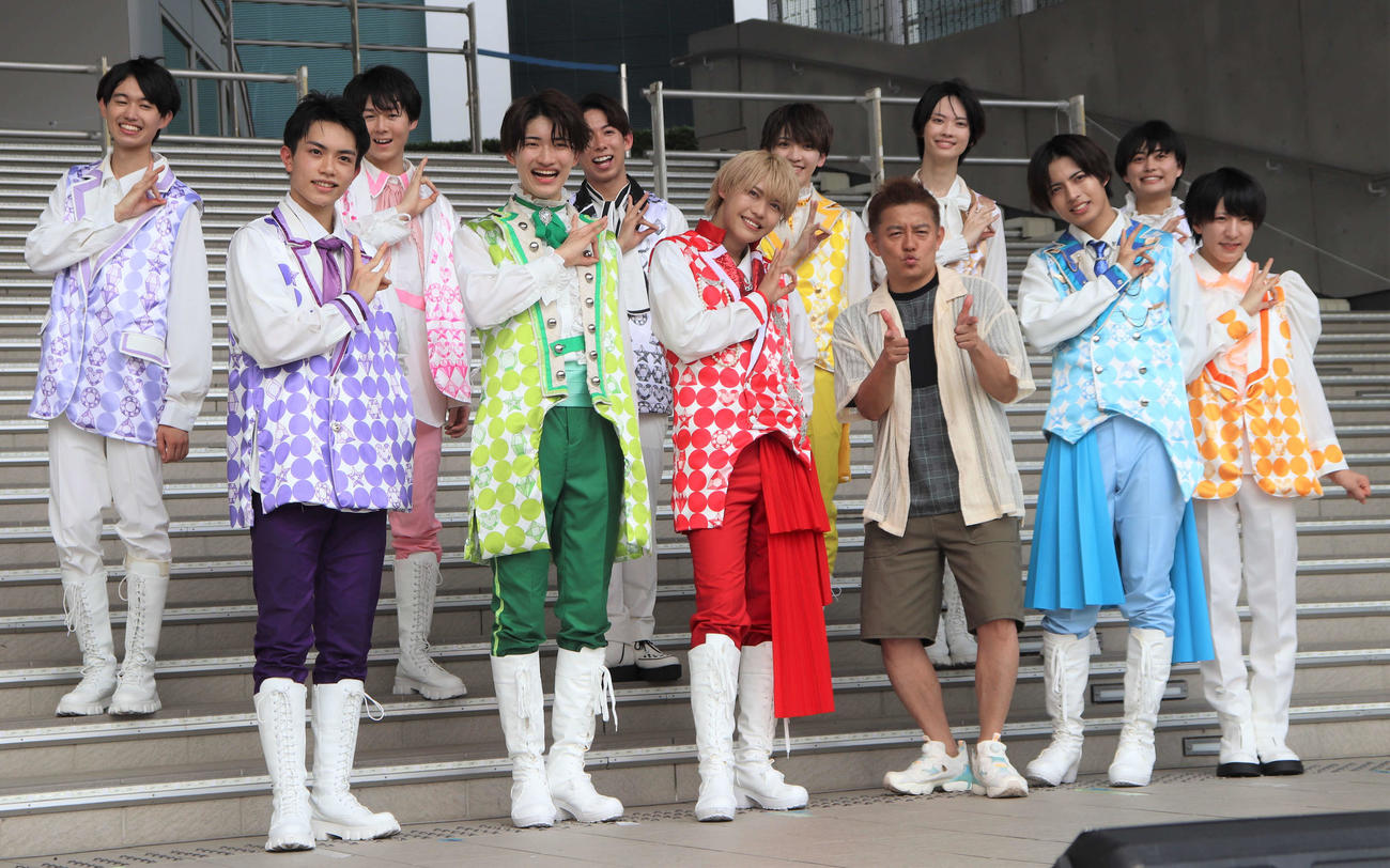 カラフルダイヤモンドのメンバーたち。前列左から説楽賢、内海太一、古川流唯、井戸田、中下雄貴、高垣博之、後列左から石田侑也、岡大和、國村諒河、小辻庵、永遠、関優樹