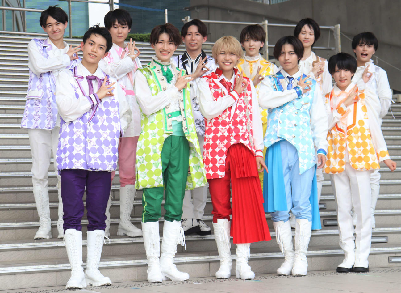 カラフルダイヤモンドのメンバーたち。前列左から説楽賢、内海太一、古川流唯、中下雄貴、高垣博之、後列左から石田侑也、岡大和、國村諒河、小辻庵、永遠、関優樹