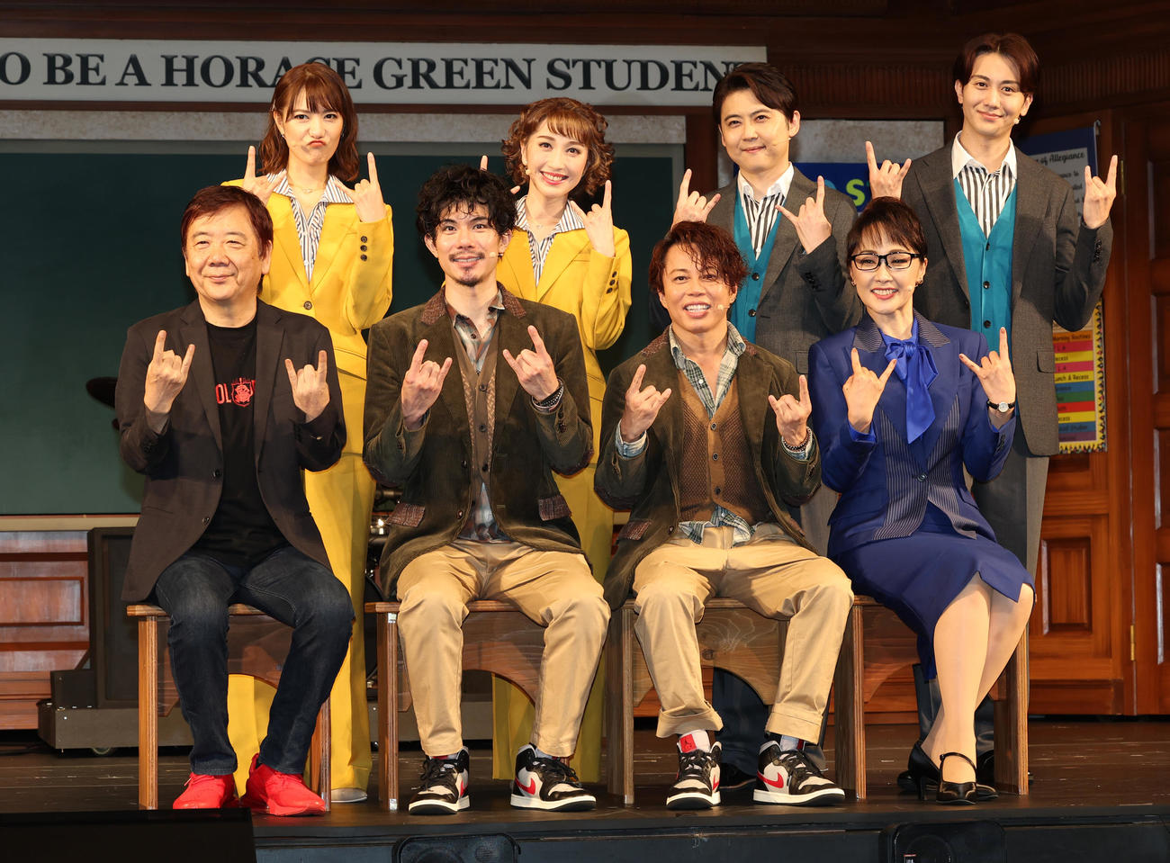 ミュージカル「スクールオブロック」の開幕を前に会見する前列左から翻訳・演出の鴻上尚史、柿澤勇人、西川貴教、濱田めぐみ、後列左から宮澤佐江、はいだしょうこ、梶裕貴、太田基裕（撮影・野上伸悟）