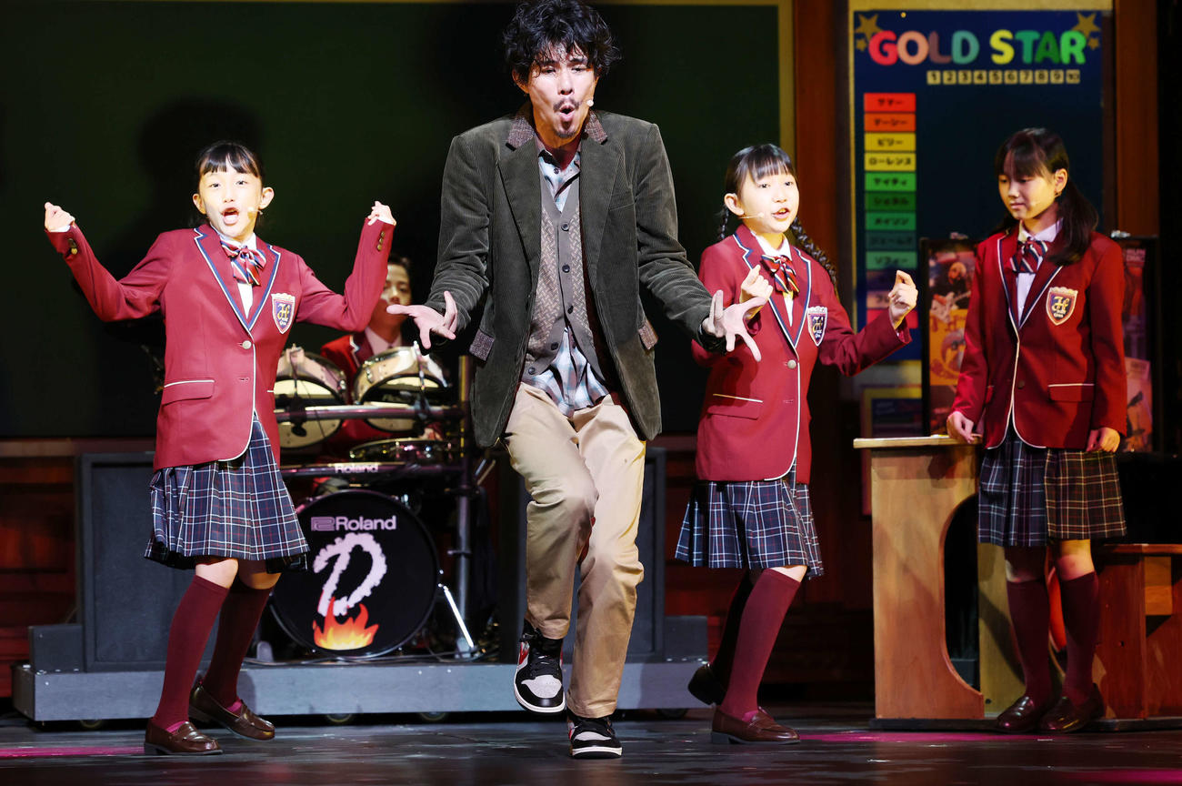 ミュージカル「スクールオブロック」のプレスコールで子どもたちと熱演する柿澤勇人（撮影・野上伸悟）