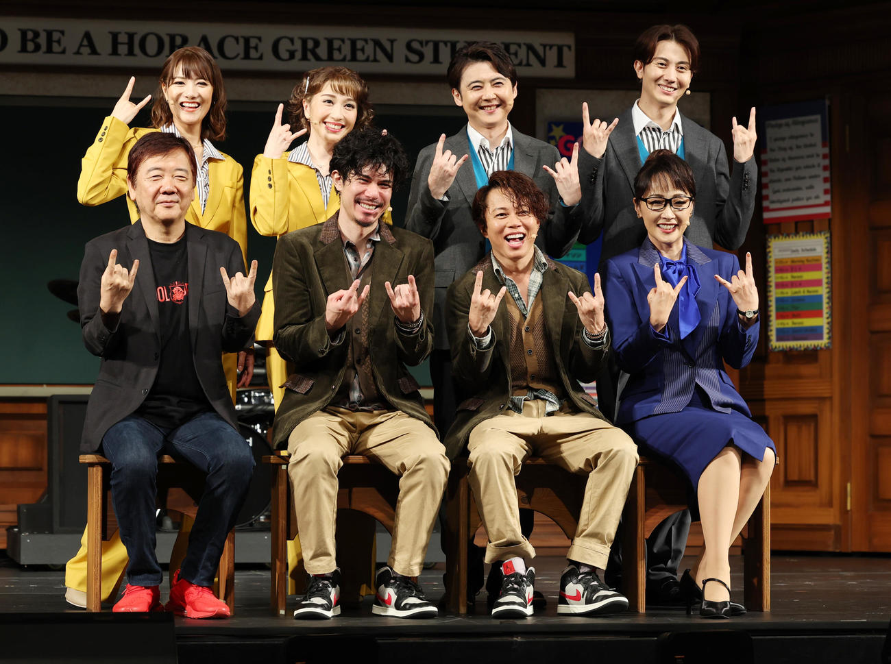 ミュージカル「スクールオブロック」の開幕を前に会見する前列左から翻訳・演出の鴻上尚史、柿澤勇人、西川貴教、濱田めぐみ、後列左から宮澤佐江、はいだしょうこ、梶裕貴、太田基裕（撮影・野上伸悟）