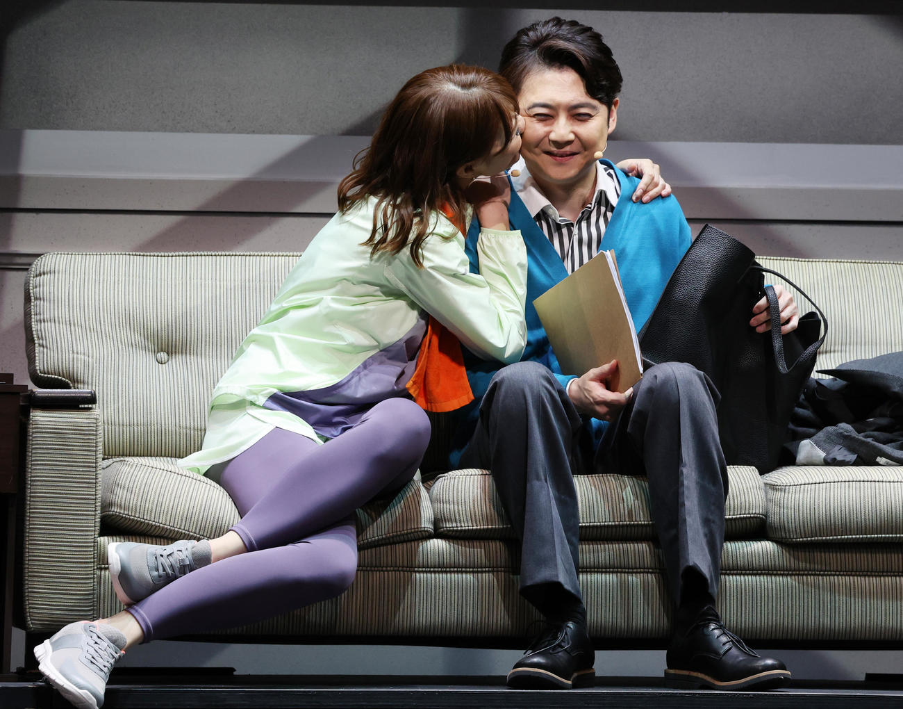 ミュージカル「スクールオブロック」のプレスコールで梶裕貴（右）にキスする宮澤佐江（撮影・野上伸悟）