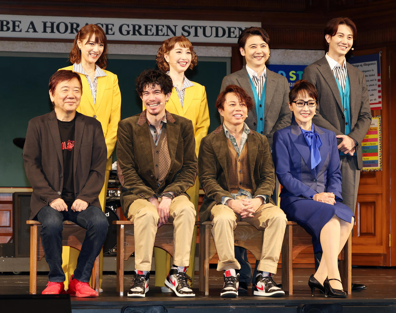 ミュージカル「スクールオブロック」の開幕を前に会見する前列左から翻訳・演出の鴻上尚史、柿澤勇人、西川貴教、濱田めぐみ、後列左から宮澤佐江、はいだしょうこ、梶裕貴、太田基裕（撮影・野上伸悟）