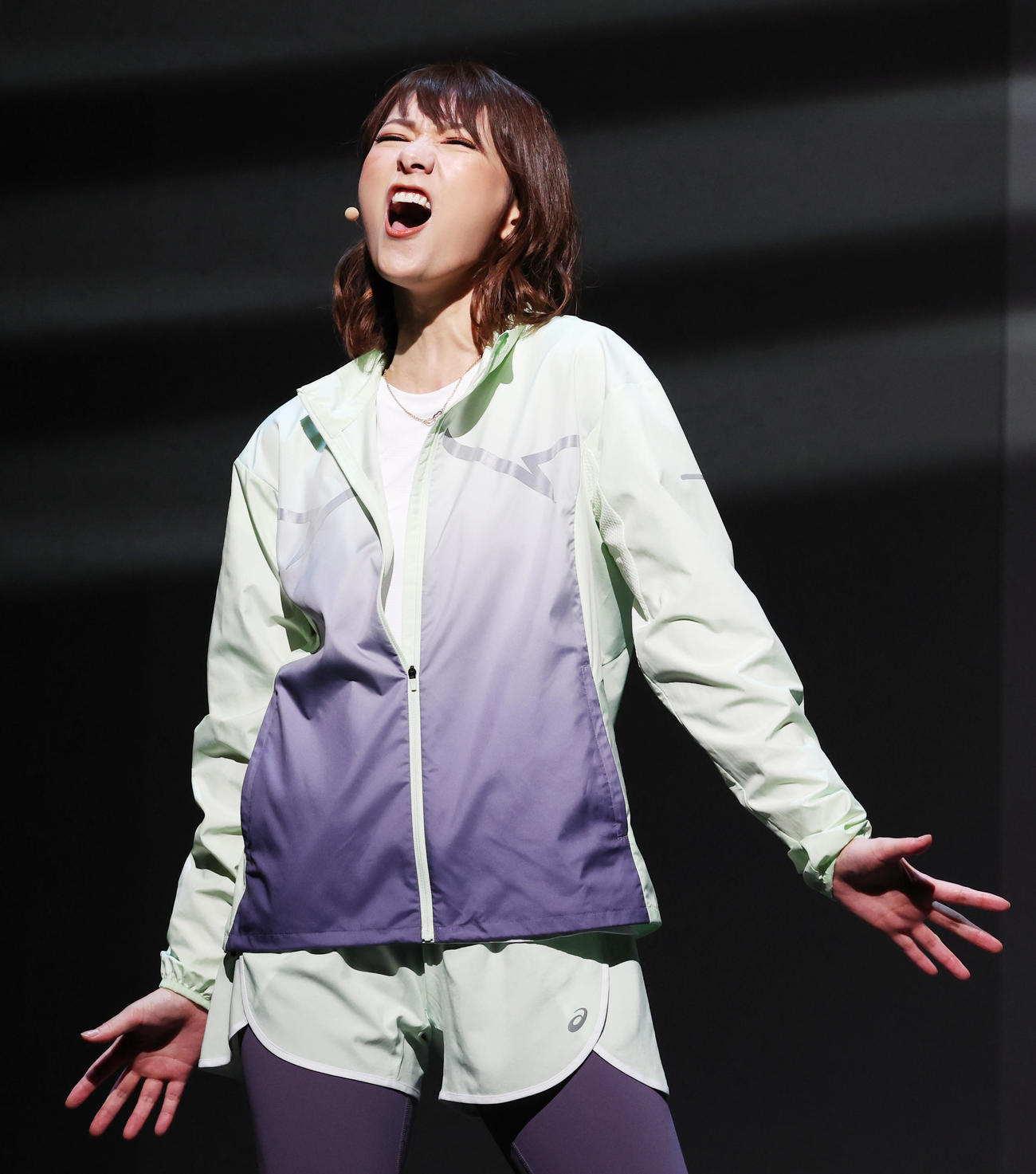 ミュージカル「スクールオブロック」のプレスコールで熱演する宮澤佐江（撮影・野上伸悟）