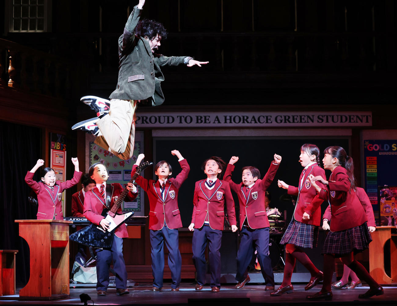 ミュージカル「スクールオブロック」のプレスコールで子どもたちと熱演する柿澤勇人（撮影・野上伸悟）