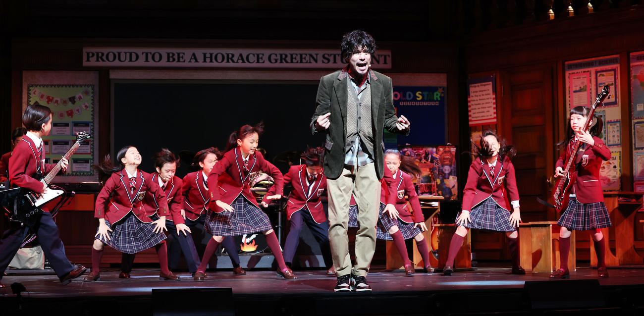 ミュージカル「スクールオブロック」のプレスコールで子どもたちと熱演する柿澤勇人（撮影・野上伸悟）