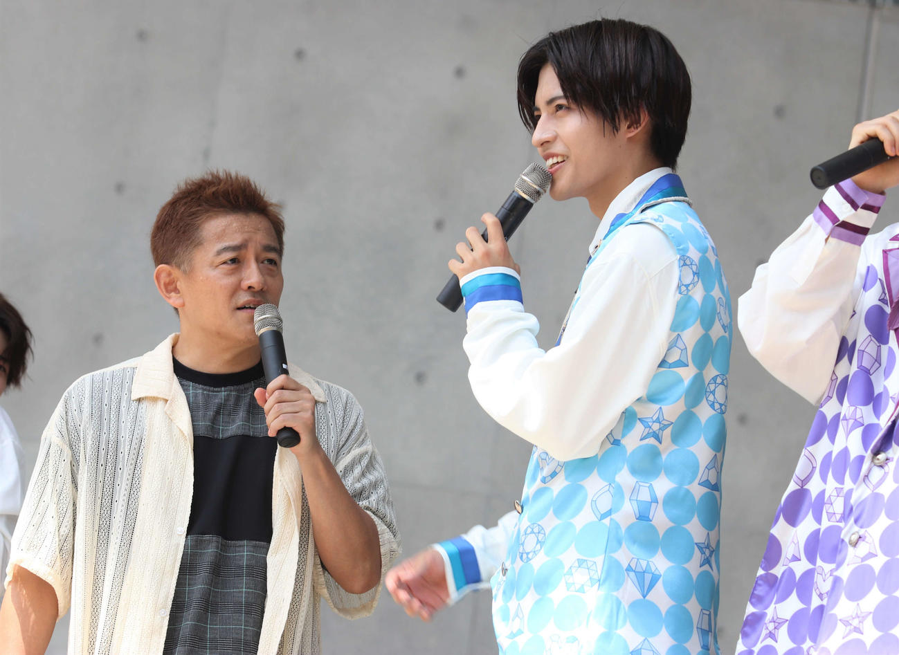 カラフルダイヤモンドの中下雄貴（右）とスピードワゴンの井戸田潤