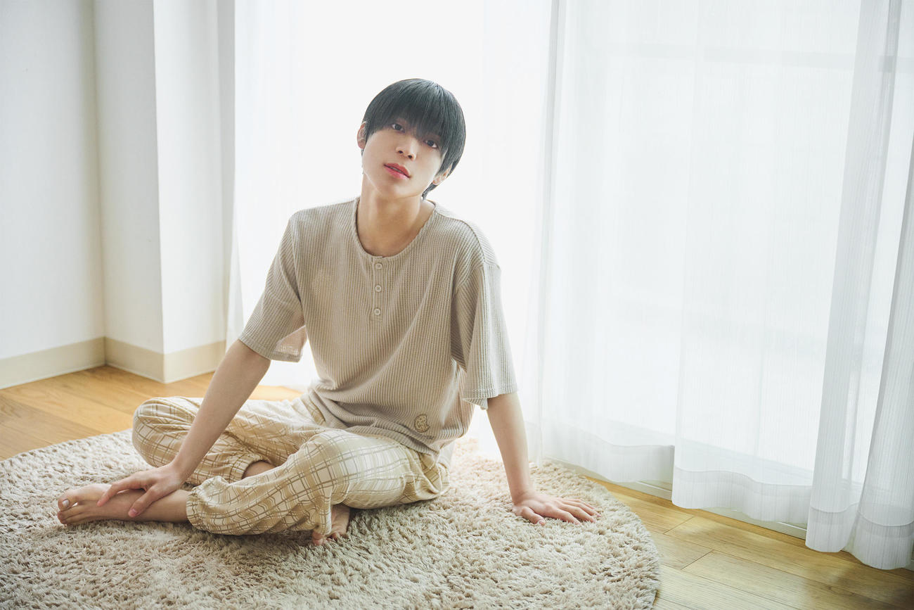 ピーチ・ジョンとコラボした自身プロデュースのルームウエアを着用するSexy Zone松島聡