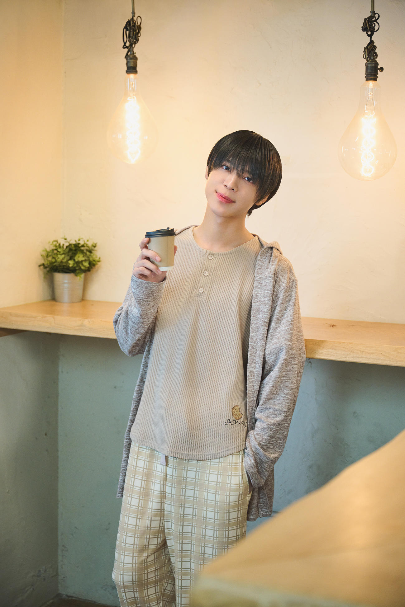 ピーチ・ジョンとコラボした自身プロデュースのルームウエアを着用するSexy Zone松島聡