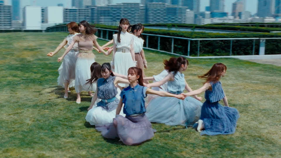 乃木坂46の33枚目シングル「おひとりさま天国」のカップリング曲「踏んでしまった」のミュージックビデオの場面写真