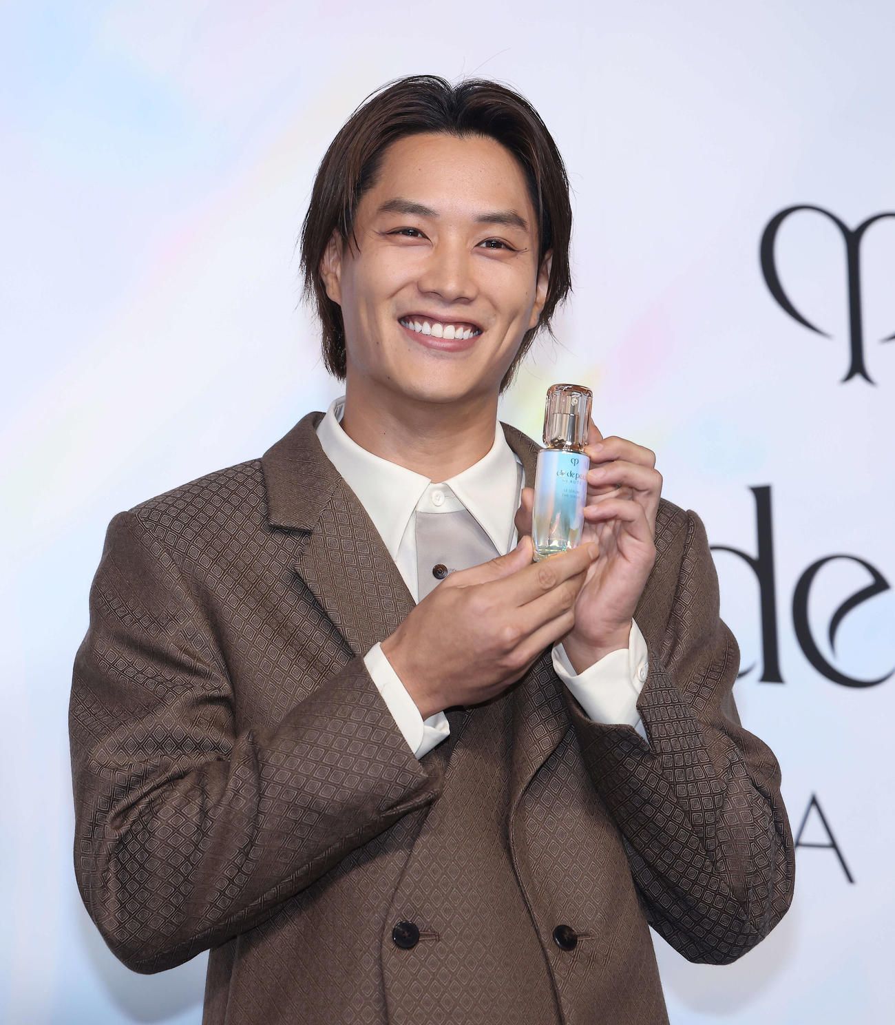 クレ・ド・ポー　ボーテ期間限定POPUPイベント「輝きの原点にもどる鍵」フォトコールで笑顔を見せる鈴木伸之（撮影・河田真司）