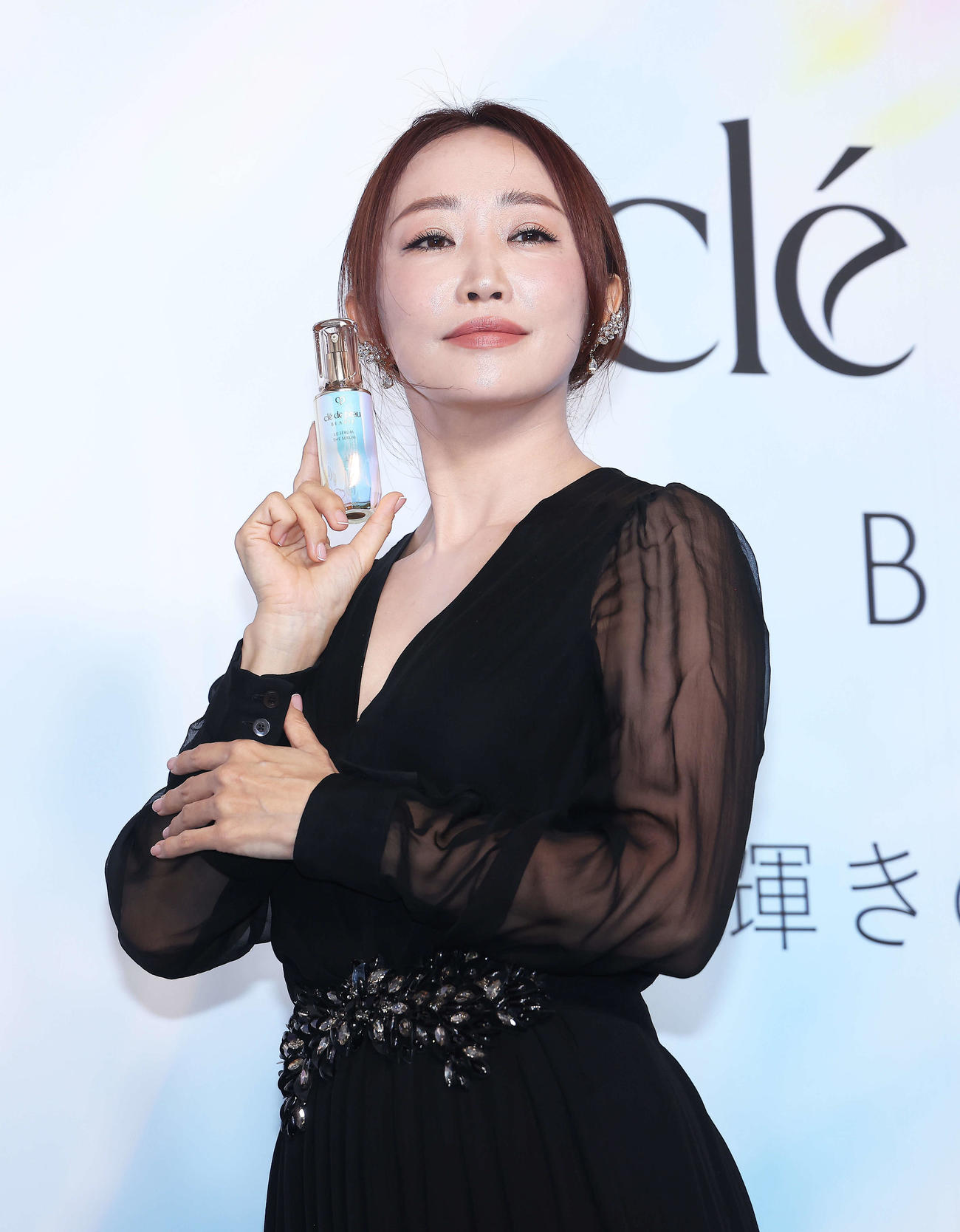 クレ・ド・ポー　ボーテ期間限定POPUPイベント「輝きの原点にもどる鍵」フォトコールで写真に納まる神崎恵（撮影・河田真司）