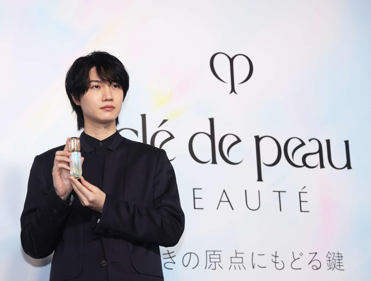 クレ・ド・ポー　ボーテ期間限定POPUPイベント「輝きの原点にもどる鍵」フォトコールで写真に納まる桜田通（撮影・河田真司）