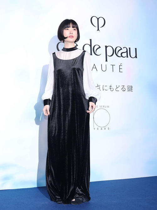 クレ・ド・ポー ボーテ期間限定POPUPイベント「輝きの原点にもどる鍵」フォトコールに臨む川上未映子(撮影・河田真司)