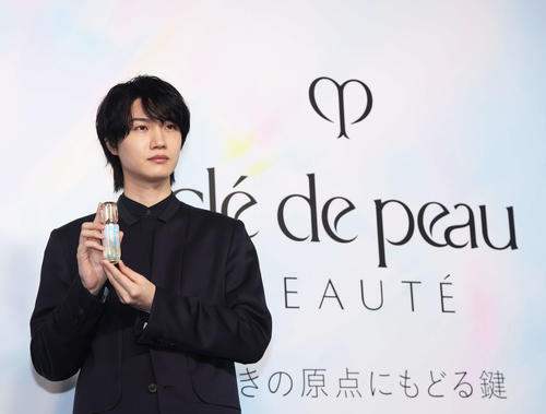 クレ・ド・ポー ボーテ期間限定POPUPイベント「輝きの原点にもどる鍵」フォトコールで写真に納まる桜田通(撮影・河田真司)