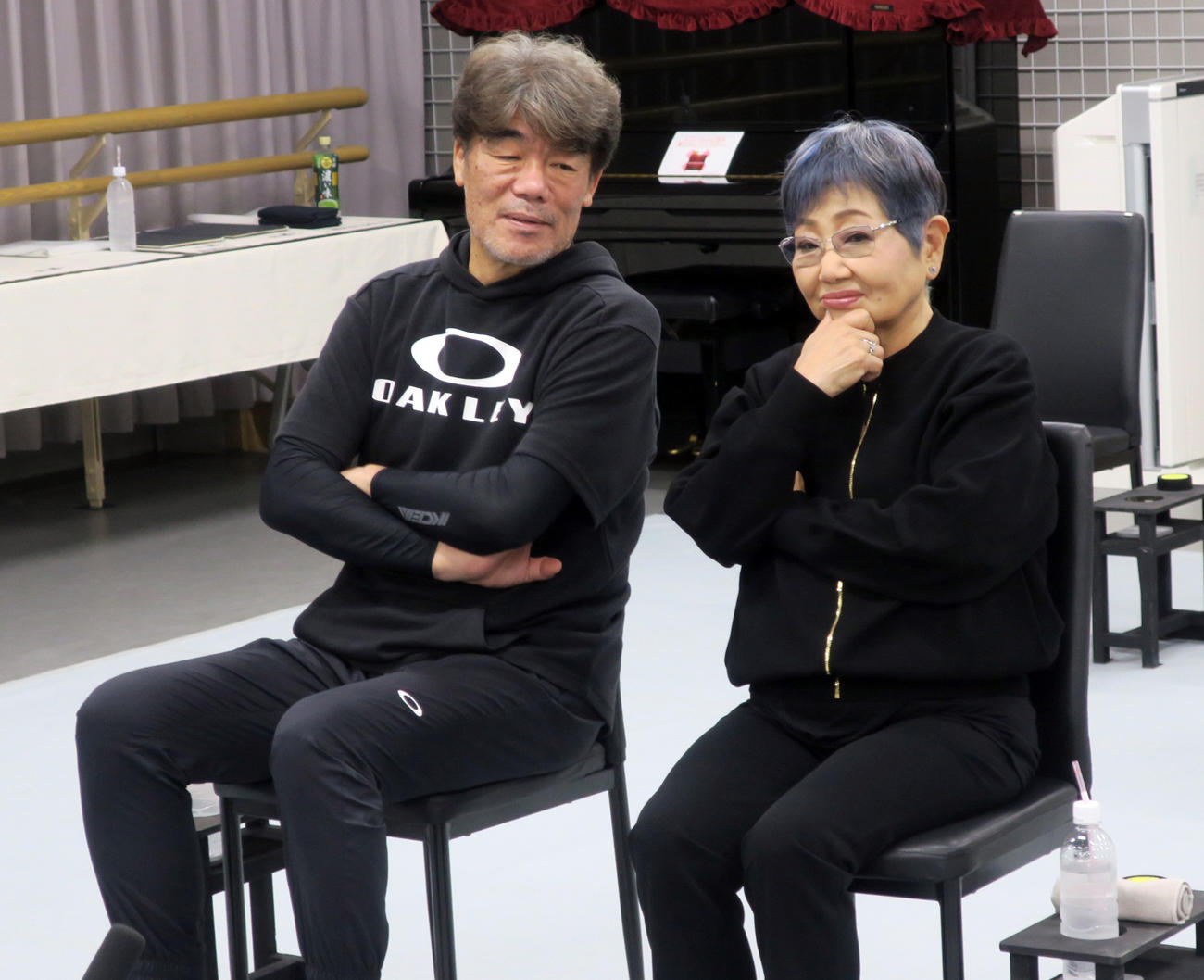 朗読劇「すぐ死ぬんだから」けいこ場取材会で。左から、村田雄浩、泉ピン子