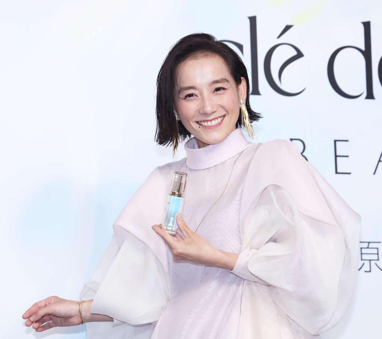 クレ・ド・ポー　ボーテ期間限定POPUPイベント「輝きの原点にもどる鍵」フォトコールでポーズを決める篠原ともえ（撮影・河田真司）