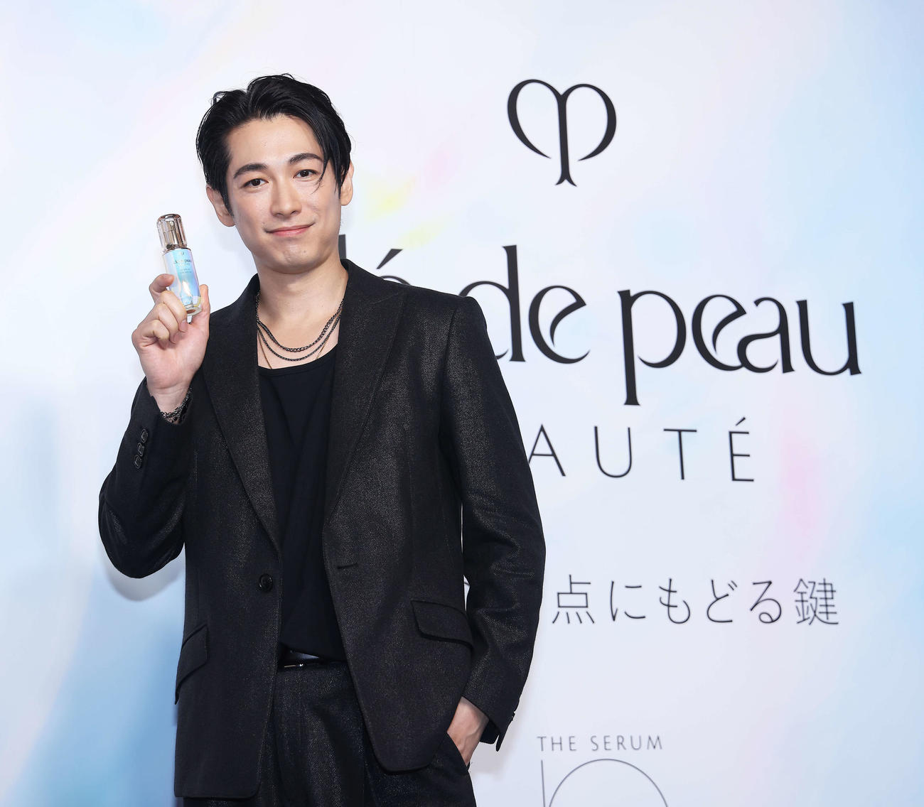 クレ・ド・ポー　ボーテ期間限定POPUPイベント「輝きの原点にもどる鍵」フォトコールで写真に納まるディーン・フジオカ（撮影・河田真司）