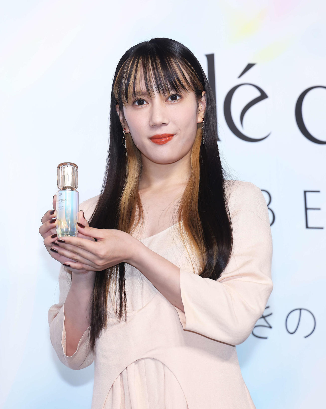 クレ・ド・ポー　ボーテ期間限定POPUPイベント「輝きの原点にもどる鍵」フォトコールで写真に納まる山本千尋（撮影・河田真司）