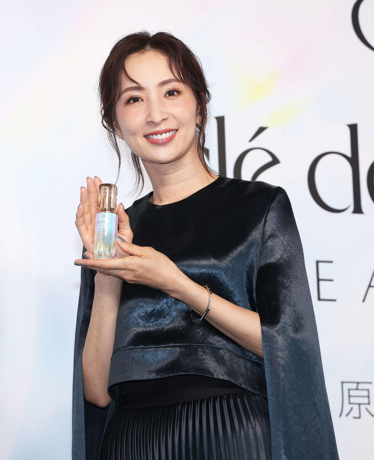 クレ・ド・ポー　ボーテ期間限定POPUPイベント「輝きの原点にもどる鍵」フォトコールで写真に納まる真飛聖（撮影・河田真司）