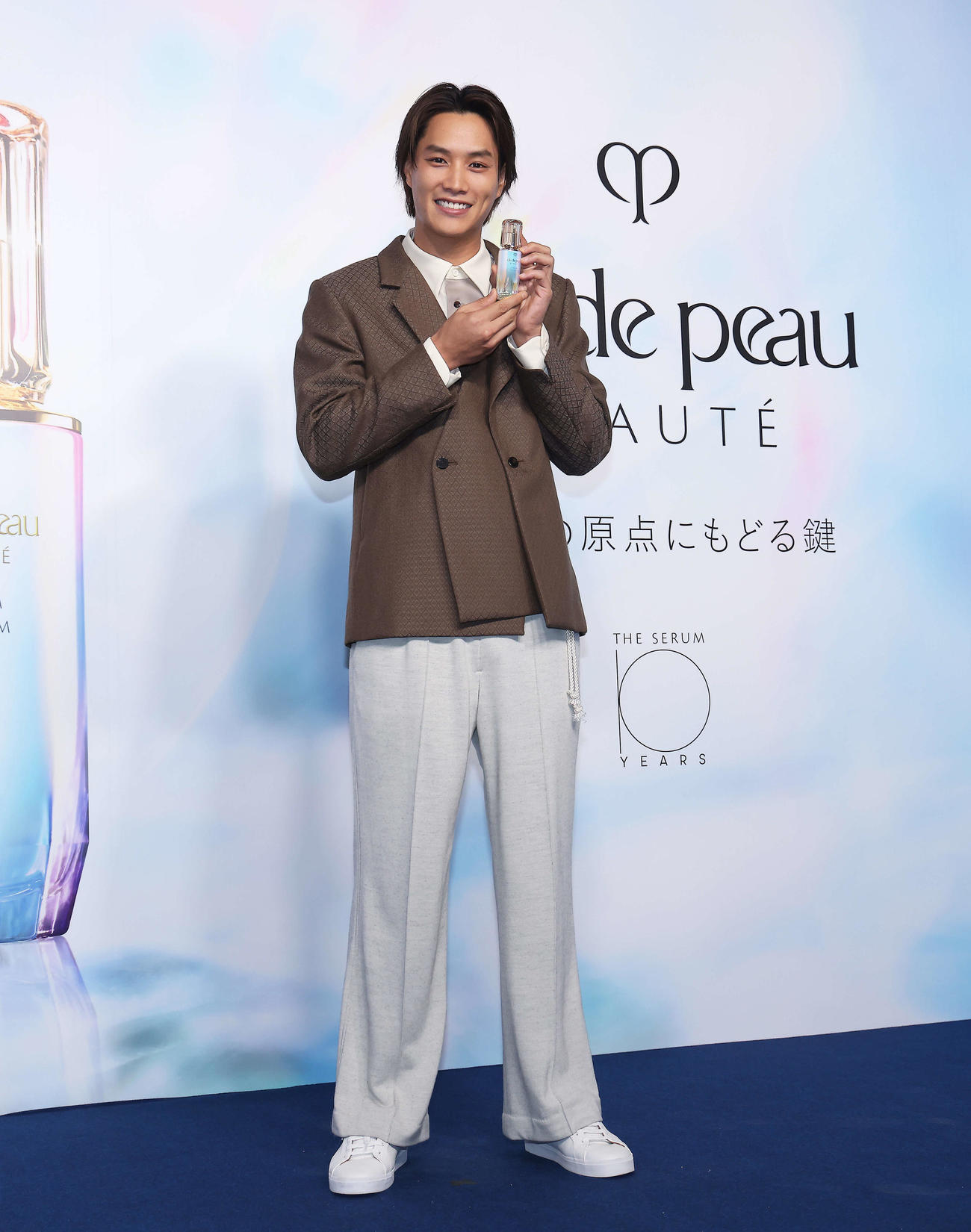 クレ・ド・ポー　ボーテ期間限定POPUPイベント「輝きの原点にもどる鍵」フォトコールで写真に納まる鈴木伸之（撮影・河田真司）