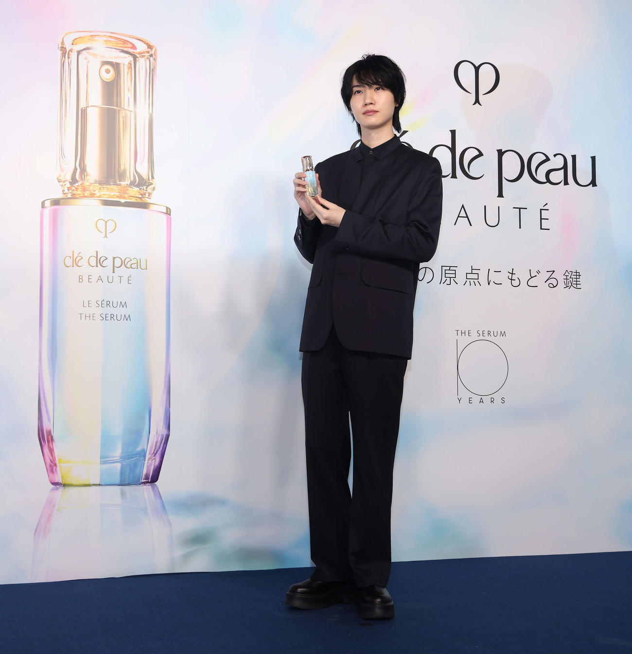 クレ・ド・ポー　ボーテ期間限定POPUPイベント「輝きの原点にもどる鍵」フォトコールで写真に納まる桜田通（撮影・河田真司）